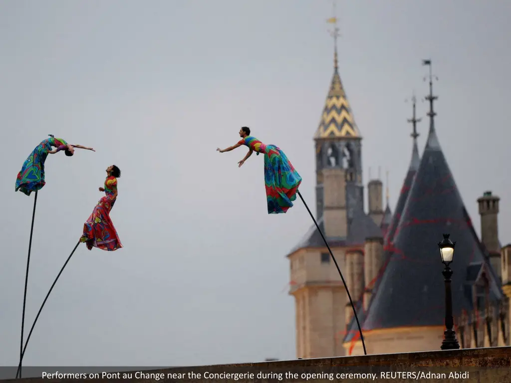 performers on pont au change near