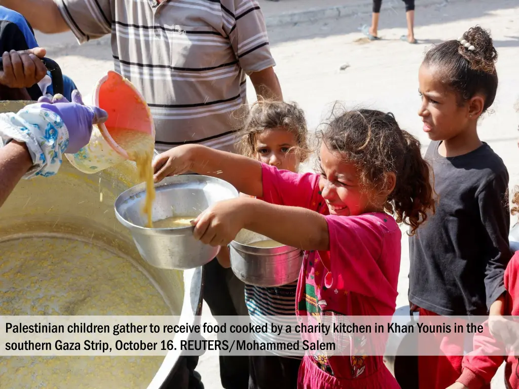 palestinian children gather to receive food