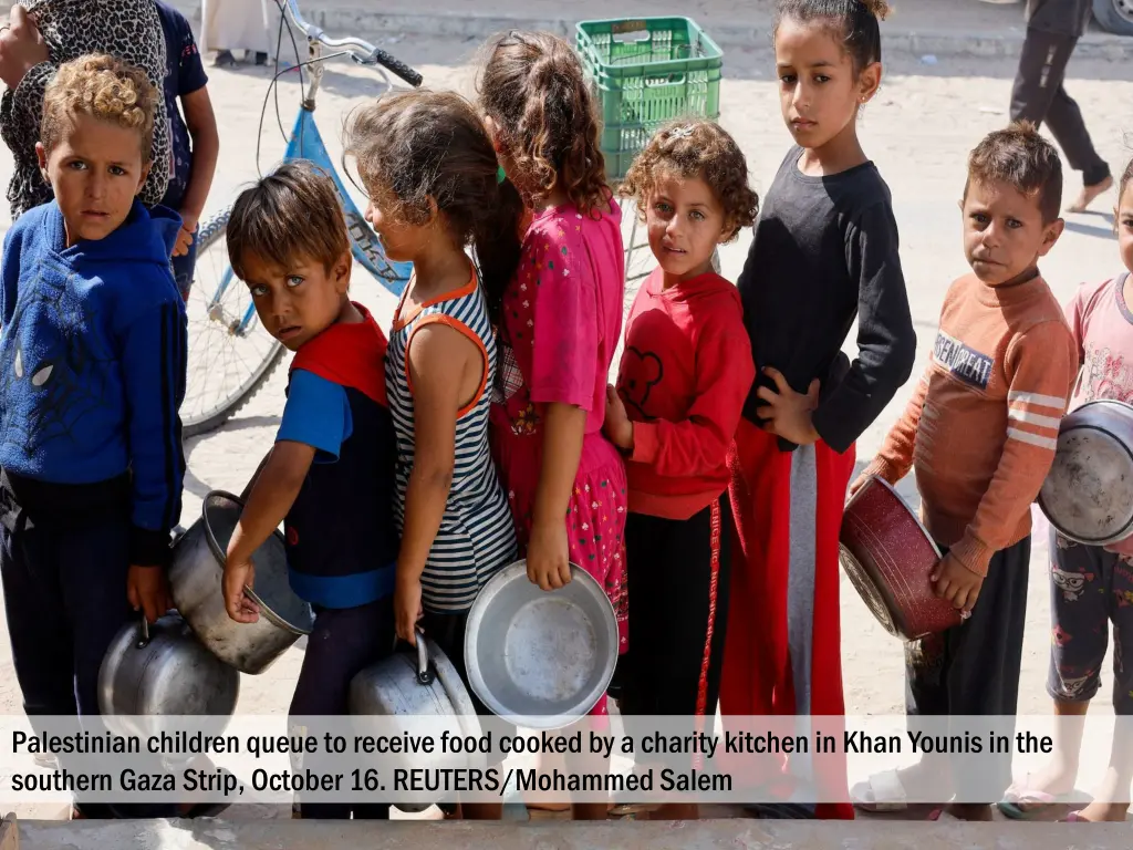 palestinian children queue to receive food cooked