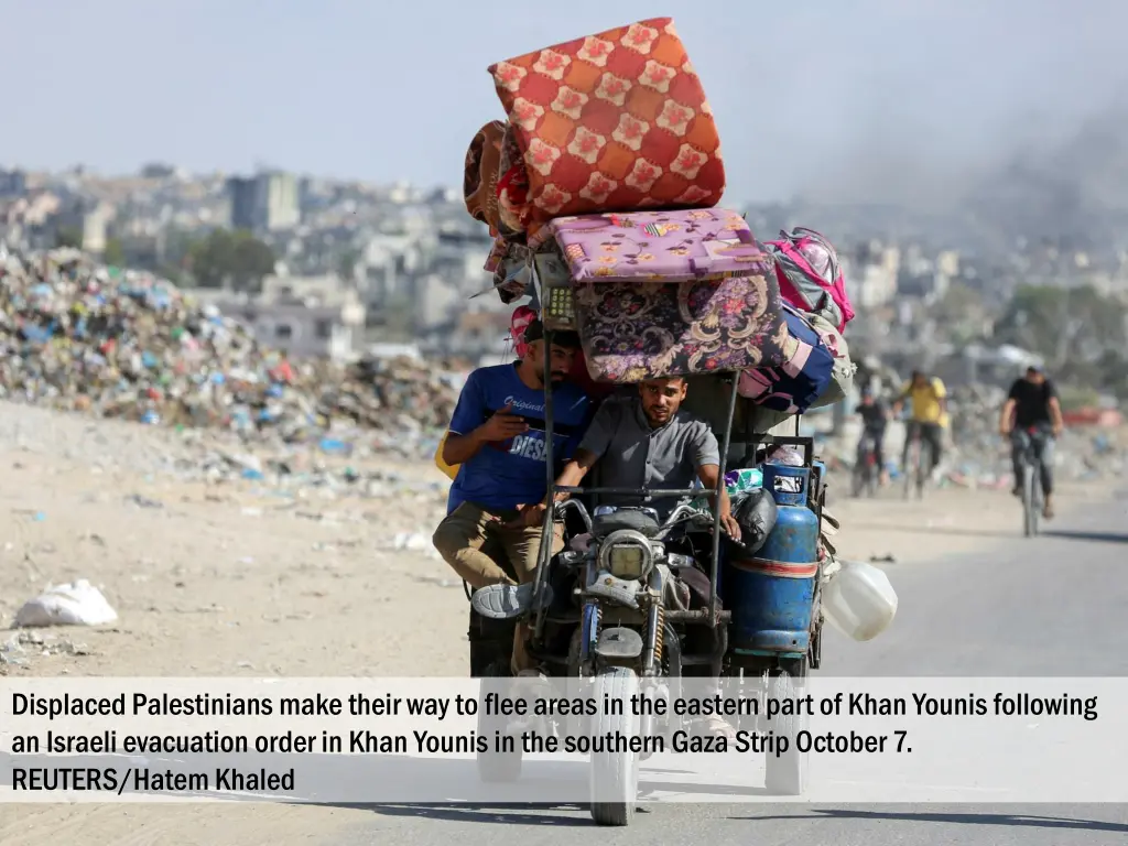 displaced palestinians make their way to flee