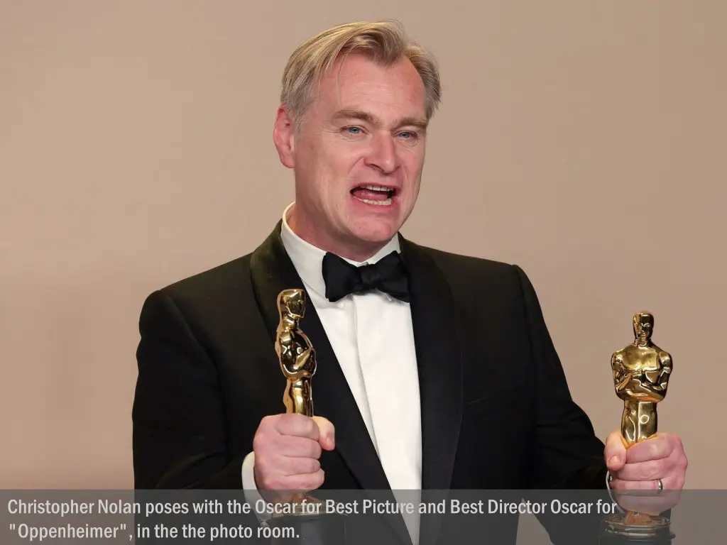 christopher nolan poses with the oscar for best