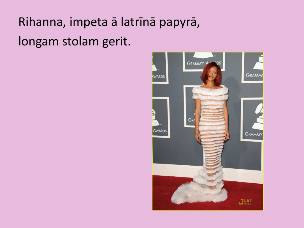 rihanna impeta latr n papyr longam stolam gerit