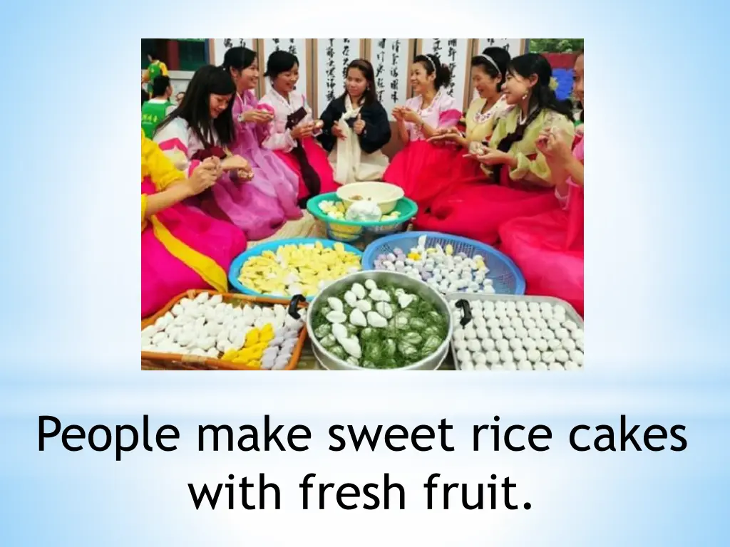 people make sweet rice cakes with fresh fruit